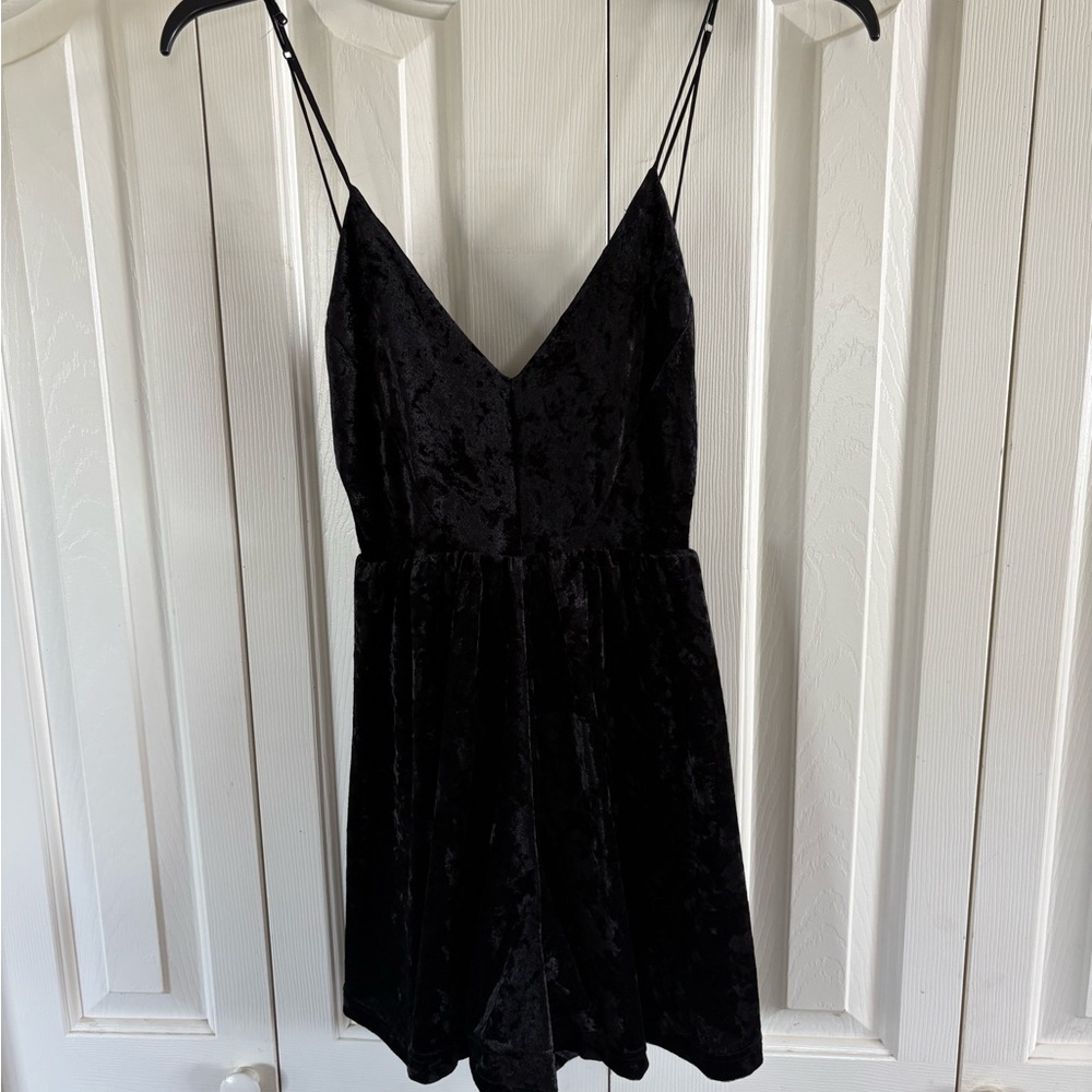 Sam Edelman Black Crushed Velvet Romper Shorts Women's M Adjustable Strap V-Neck